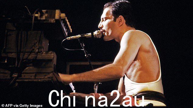 Freddie Mercury 于 1984 年 9 月 18 日在巴黎贝尔西综合运动宫举行的音乐会上表演