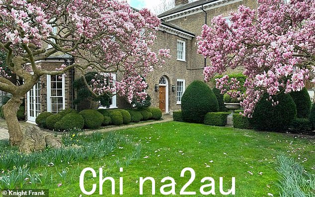 弗雷迪将这座有 28 个房间的宫殿送给了他 72 岁的密友玛丽·奥斯汀,玛丽·奥斯汀在他去世十个月后搬进了这座房子