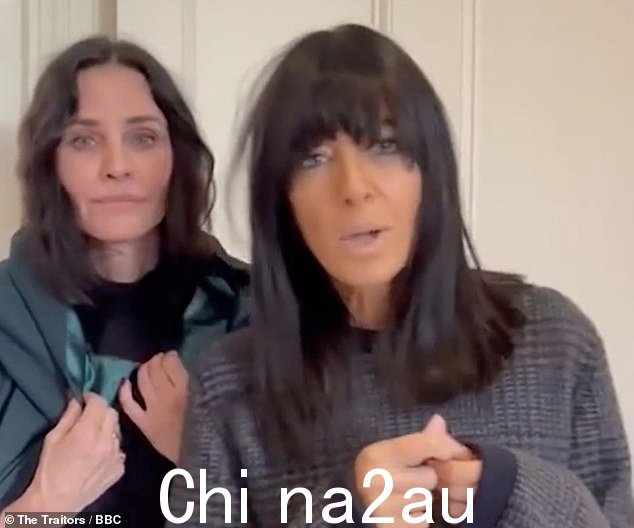 据报道,考特妮·考克斯 (Courteney Cox) 被列为明星版《叛徒》的首个签约球员(考特尼,左,与《叛徒》主持人兼朋友克劳迪娅·温克曼 (Claudia Winkleman) 合影)