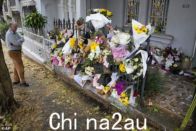帕丁顿 Jesse Baird 家外的门廊上挂着来自朋友、家人和祝福者的鲜花致敬