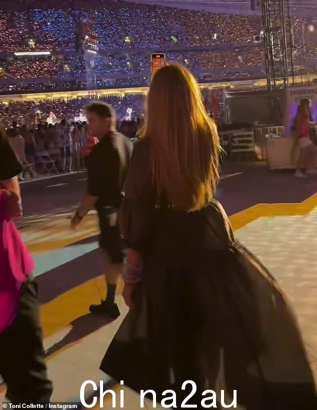 Toni 向 Instagram 分享悉尼演出每晚的视频,证明自己是一个巨大的 Swiftie