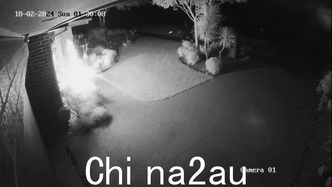 那一刻的镜头似乎显示第三名男子正在帮助其他人点燃鸡尾酒,然后点燃另一个物体并将其扔到草坪上。图片:维多利亚警察局