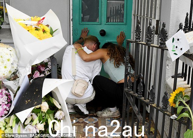 周二,破碎的朋友和亲人在帕丁顿的房子里表达了敬意,据称贝尔德和戴维斯被拉马尔-康登用他的警察武器谋杀了