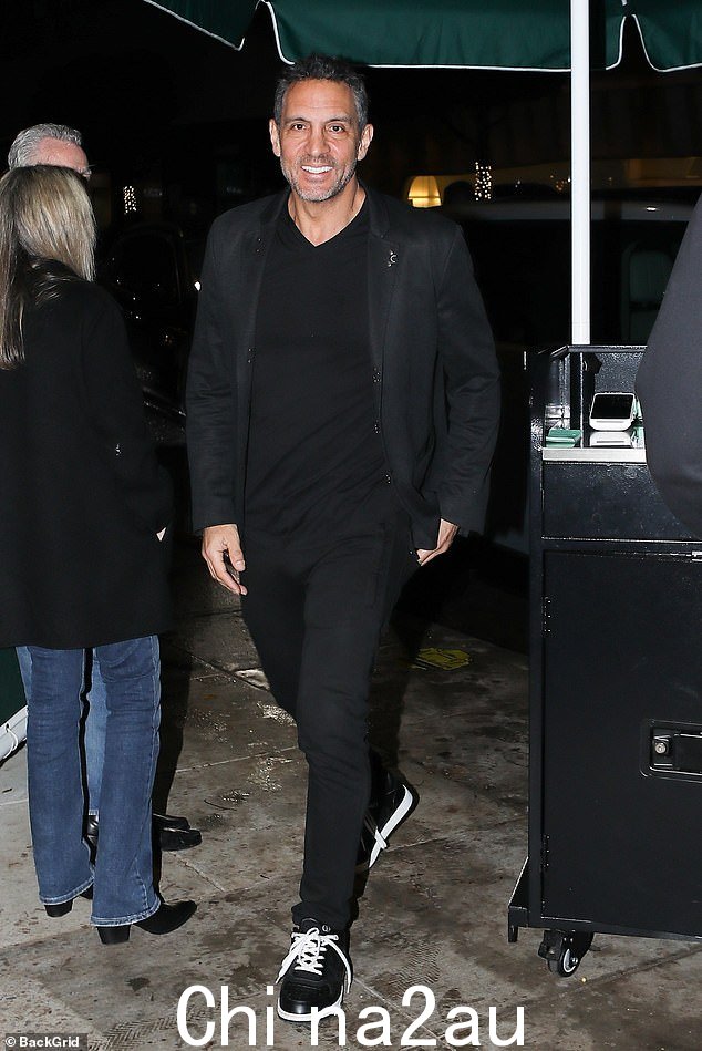 毛里西奥·乌曼斯基 (Mauricio Umansky) 周一深夜被发现与他的朋友保罗“PK”凯姆斯利 (Paul 'PK' Kemsley) 在一起时,他看上去就像是在云九上” class=