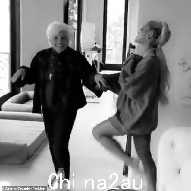 阿丽亚娜最近几个月一直留着金发——她在《魔法坏女巫》中饰演好女巫格林达时又回到了金发,但在复古视频中她也留着长长的金发