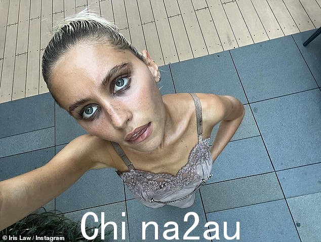 上个月,Iris 在一系列 Instagram 快照中展示了她的乳头夹,表现得十分活泼