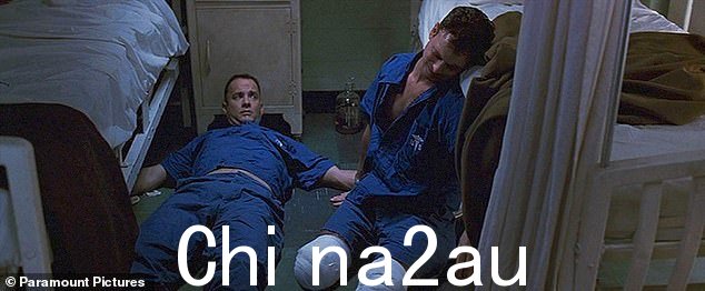 Mac 的父亲加里·西尼斯 (Gary Sinise) 在数十年的职业生涯中出演过许多广受好评的电影和电视角色,但他最出名的是在汤姆·汉克斯主演的大片《阿甘正传》中扮演丹中尉(如图)