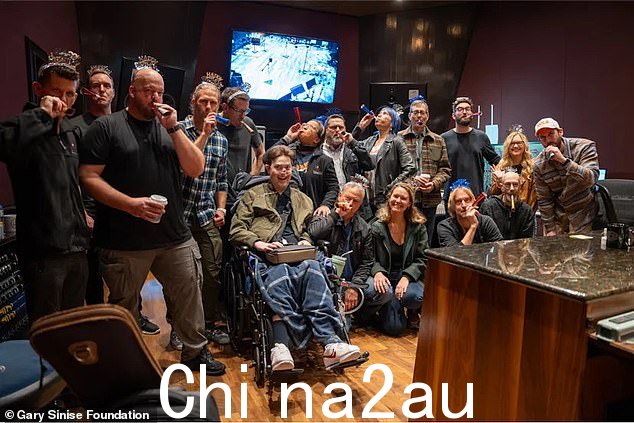 Mac 在 11 月 10 日录制扩展专辑期间庆祝了自己的 33 岁生日,Gary 应儿子的要求在一首曲子上演奏贝斯
