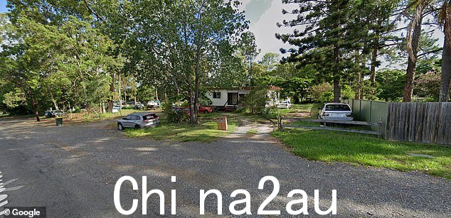 周二晚上,在发现一名妇女和一名男子在家中死亡后,紧急救援人员被召集到杜兰德拉 Redhead St 的一个地址