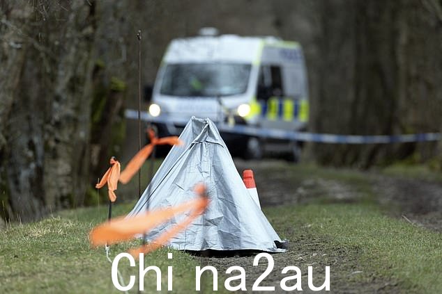 本月早些时候在布赖恩·洛尸体被发现的地点发现的苏格兰警察车辆