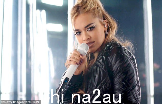 Rita Ora 也参加了旨在为 COVID-19 救援工作筹集资金的活动