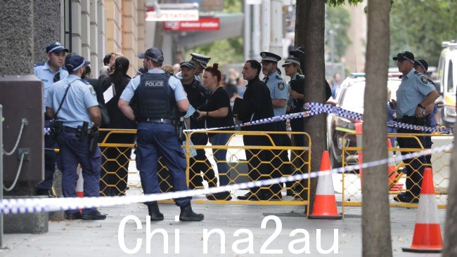 在悉尼中央商务区发现一名男子受枪伤。图片：NCA NewsWire / Christian Gilles