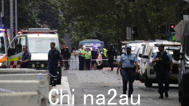 据报道，一名男子在卡斯尔雷被枪击后正在接受护理人员和急救人员的治疗St位于悉尼中央商务区。图片：NCA NewsWire / Christian Gilles