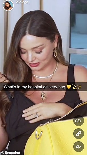 其他服装包括一双印花袜子和哺乳胸罩
