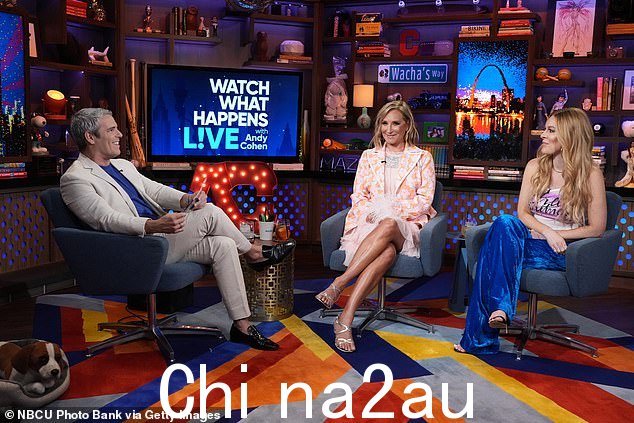 科恩和麦克斯威尼在观看直播中合影! 2021 年与 Sonja Morgan