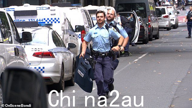 照片中警察冲向悉尼 Castlereagh St 的枪击现场