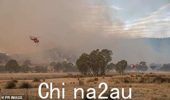 2024 年 2 月 28 日星期三获得的提供的图像显示了巴音丁机场的直升机-维多利亚州巴拉瑞特西北部的洛基路发生火灾。巴拉瑞特西北部的巴音丁丛林大火已烧毁超过 22,000 公顷土地，周三下午气温将高达 30 摄氏度，阵风高达 80 公里/小时。 （AAP 图片/由维多利亚州森林火灾管理部门提供）禁止存档，仅供编辑使用
