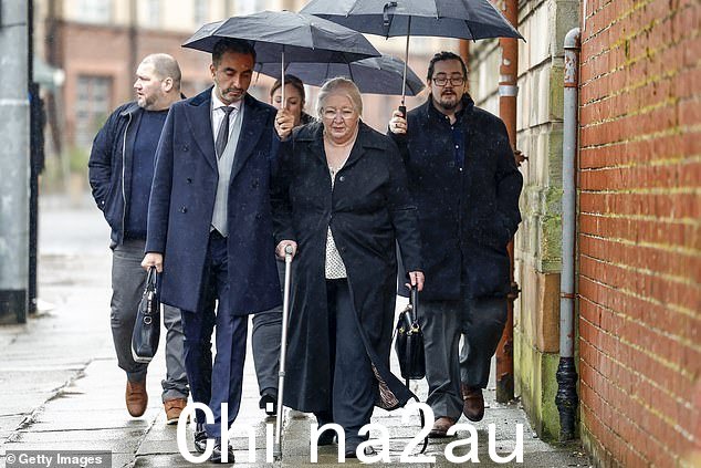 Aamer Anwar 律师(左)和艾玛·考德威尔的母亲玛格丽特·考德威尔(中)于 2024 年 2 月 23 日抵达格拉斯哥高等法院