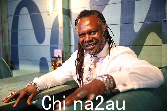 Levi,65 岁,在 BBC 投资节目中带着他的 Reggae Reggae Sauce 要求投资 50,000 英镑以获得 40% 的股份后赚了数百万美元