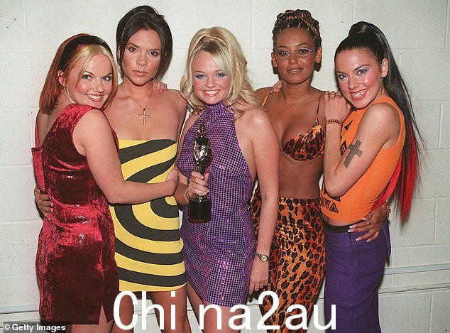 梅尔最近回应了辣妹组合与乐队成员 Geri、梅尔 B、艾玛邦顿和维多利亚贝克汉姆重聚的谣言(均摄于 1996 年)