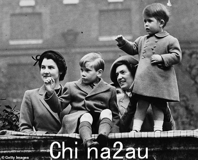 年轻的公爵,然后是格洛斯特的理查德王子,1951 年与当时的查尔斯王子(右)和他们的保姆在克拉伦斯宫