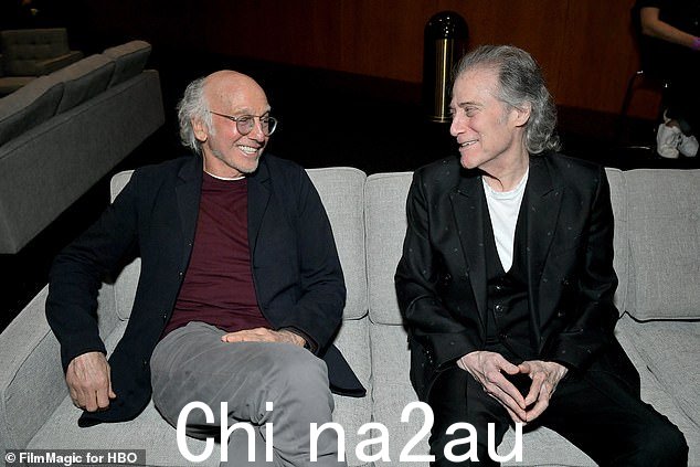刘易斯在《遏制你的热情》中扮演了自己的虚构版本;与 Larry David (L) 合影