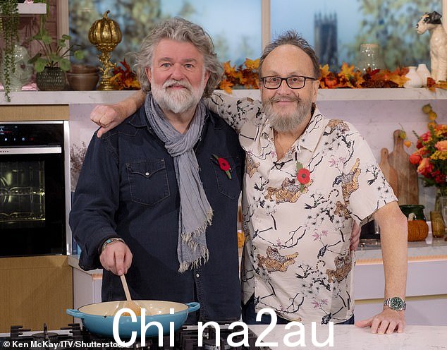 最著名的烹饪二人组之一,电视厨师宣布他将于 2022 年 5 月接受一种未指明的癌症治疗(与 Si King 合影)