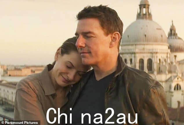 她还向粉丝保证,那个‘尖叫’的表演者不是她在《碟中谍》中的联合主演汤姆·克鲁斯(在《碟中谍 - 航位推测》中合影)” class=