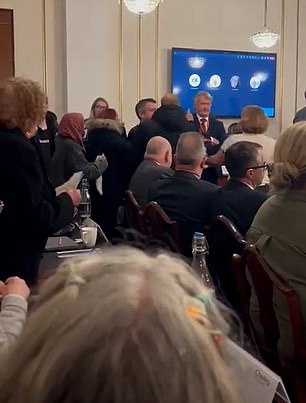 '乔利议会对 1,000 英里外加沙地带的人们所发生的事情没有意见,我们在那里谈论乔利自治市,' Cllr Southern 说