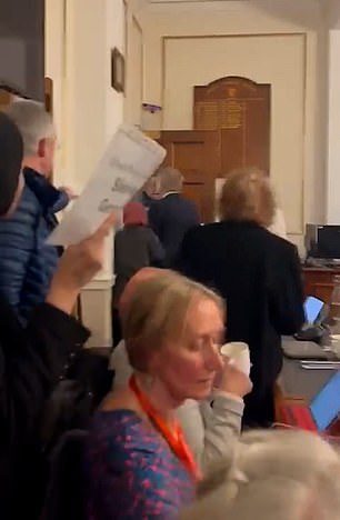 保守党乔利议员试图将抗议者 Jenny Hurley 赶出会议