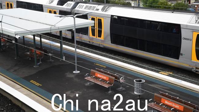 一名警察和新南威尔士州交通局工作人员据称在火车站遭到袭击，两名男子被指控。图片：Peter Kelly，NCA