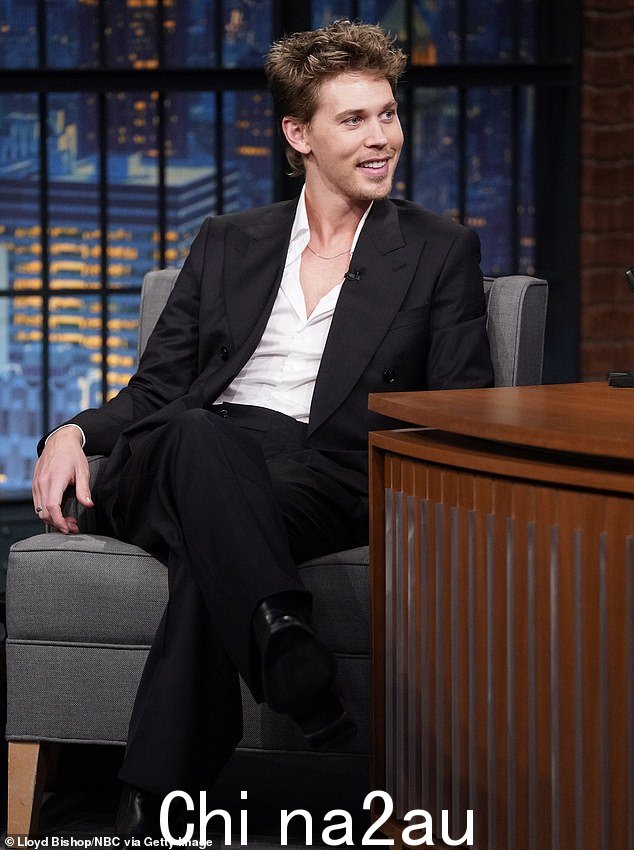 奥斯汀·巴特勒 (Austin Butler) 表示,当他在周三 NBC 节目《赛斯·迈耶斯深夜秀》(Late Night with Seth Meyers) 节目中第一次看到自己化着妆扮演邪恶的沙丘角色时,他说这很“狂野”” class=
