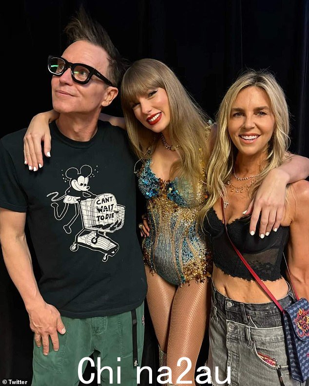 blink-182 表达了对泰勒·斯威夫特的支持,尽管他们的节目在悉尼面临着竞争日期(如图:马克·霍普斯和他的妻子斯凯与泰勒)