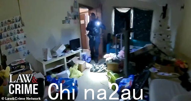 视频显示整个公寓里堆积如山的垃圾,法庭文件描述了这个地方“杂乱又肮脏”