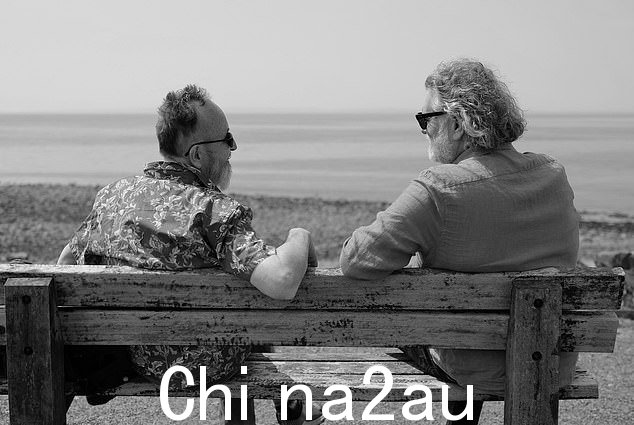 他还分享了这张他和戴夫坐在长凳上的黑白照片