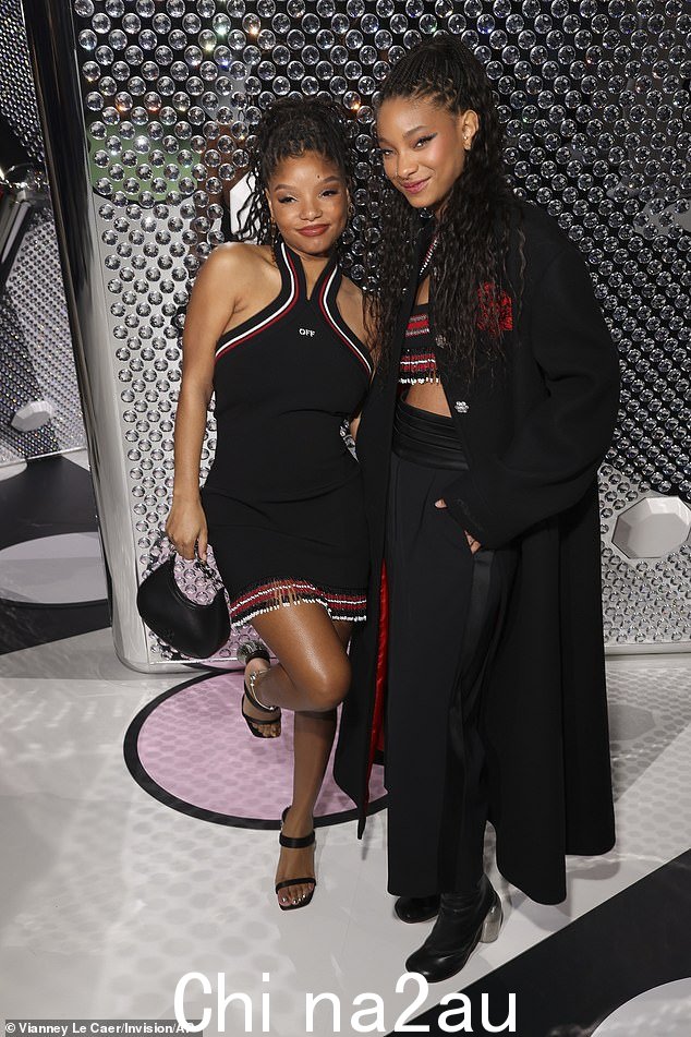 Willow 和 23 岁的女演员 Halle Bailey(左)在 T 台上合影时脸上的笑容无法抹去