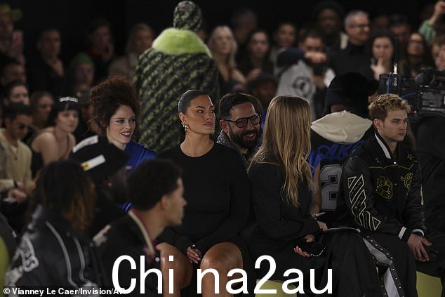 Ashley 坐在前排观看设计师 2024-2025 秋冬系列秀