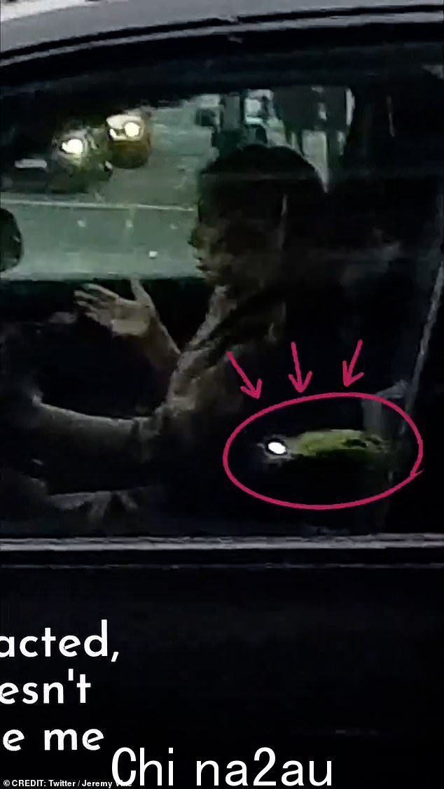 可以看到一名女子在路上开车,一只手放在方向盘上,另一只手用来拨打视频电话