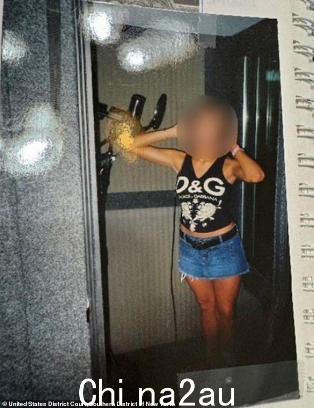 据称向这名女子提供毒品和酒精后,吹牛老爹和两个朋友被指控在这名少女时而昏迷时暴力强奸了她,让她陷入了巨大的痛苦,以至于她无法忍受。根据她的投诉,她几乎无法忍受或记得她是如何回家的