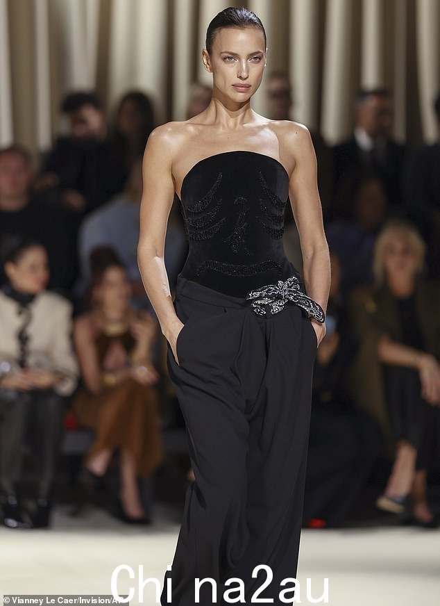 其他地方,资深模特 Irina Shayk 走上 Schiaparelli 2024-2025 秋冬成衣系列秀场