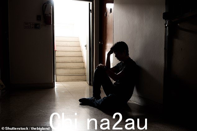 一名社交媒体影响者一晚两次性侵一名 14 岁男孩,并告诉他不要告诉他的父亲(图片),被判入狱三年