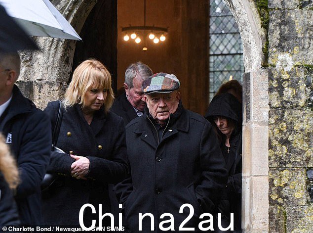 Auf Wiedersehen Pet 和贝尼多姆名人的蒂姆·希利 (Tim Healy) 出席了仪式