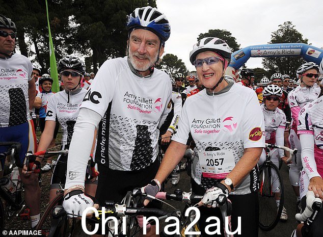 Amy Gillett 的丈夫 Simon Gillett、她的父母 Mary 和 Denis Safe(摄于 2010 年)和朋友们发起了这个注册慈善机构,旨在为澳大利亚道路上的骑车者提供更好的安全