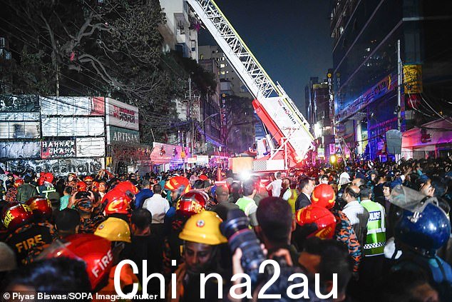 一栋商业建筑发生火灾,造成至少 45 人死亡,消防员在救援行动中使用消防梯救出受害者