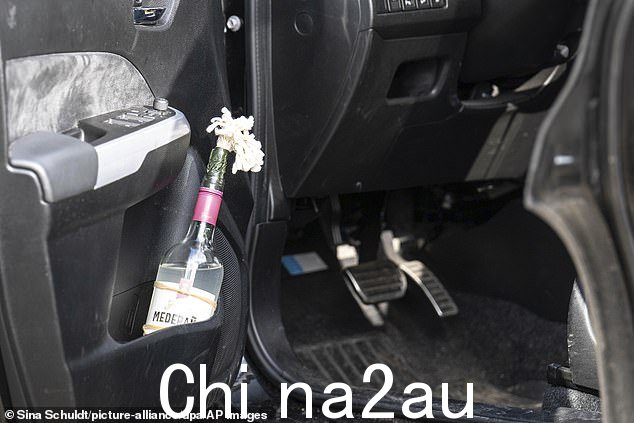 警方搜查后在车侧车厢内发现燃烧瓶