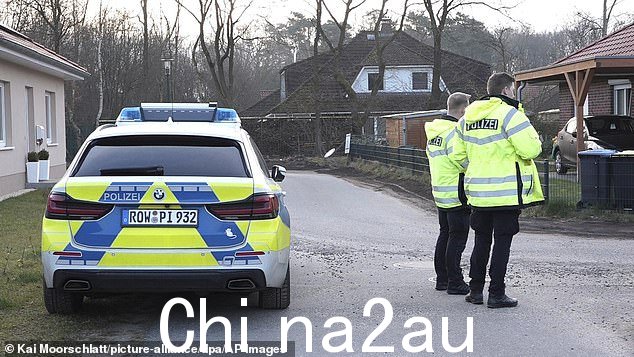 几名警察部队被召集到罗滕堡区 Scheeßel 的房产