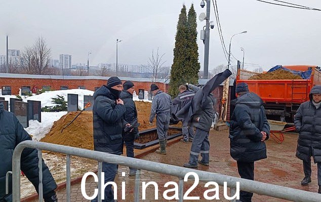 今天早上有人在墓地工作