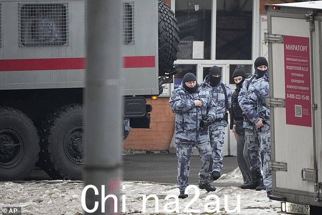 当局今天早上似乎将葬礼和埋葬视为针对民主派纳瓦尔尼支持者的一次重大军事行动