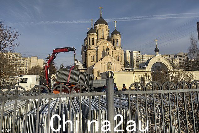 来自俄罗斯首都郊区的早期照片显示,在上帝之母消除我的悲伤教堂(如图)周围竖起了长长的铁栅栏,下午 2 点将在那里举行宗教仪式(1100 GMT)