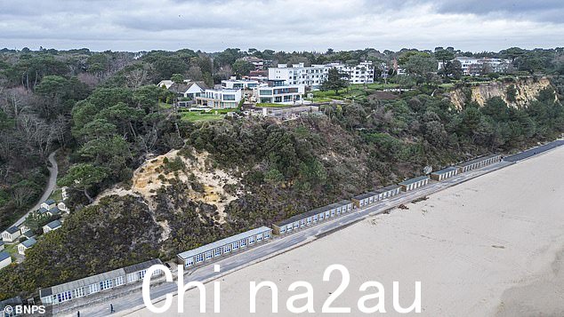一位邻居说百万富翁砍伐树木是为了保护悬崖面和“拯救沙蜥蜴”的说法“完全是胡说八道”